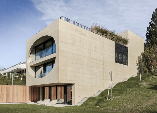 Haus Fuederholz aussen mit Garten und Terrasse