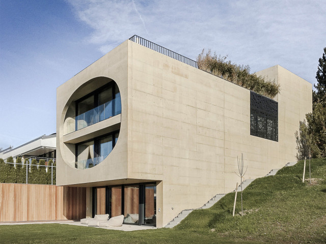 Haus Fuederholz aussen mit Garten und Terrasse