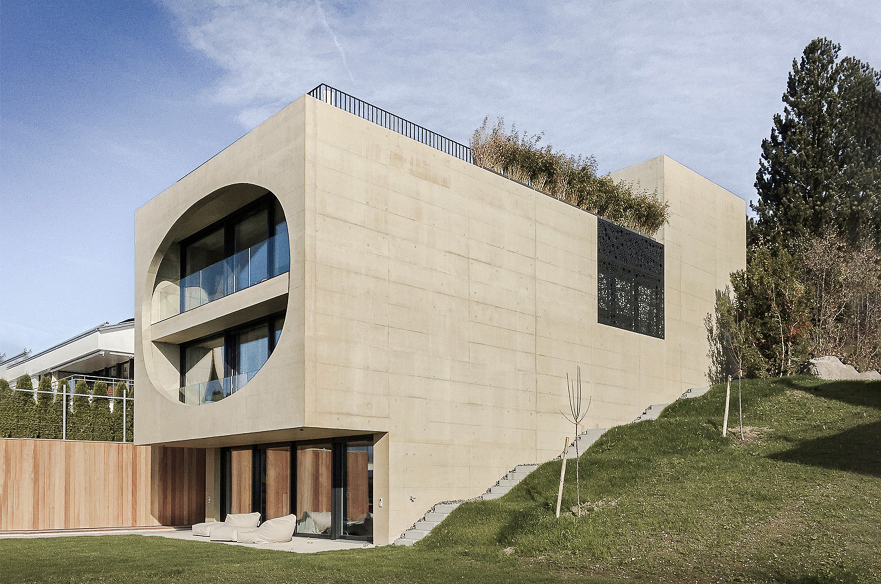 Haus Fuederholz aussen mit Garten und Terrasse