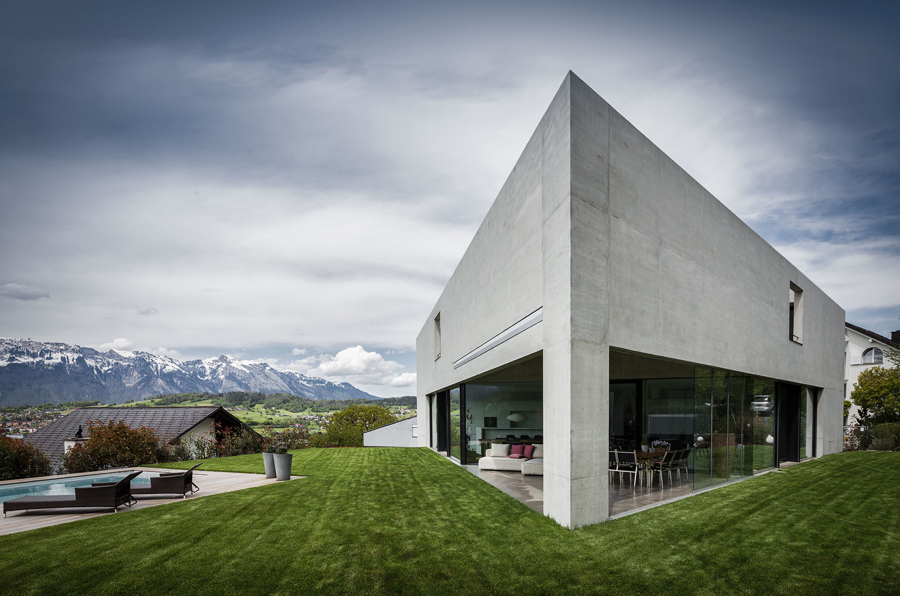 Triangel Nendeln aussen Gartenansicht