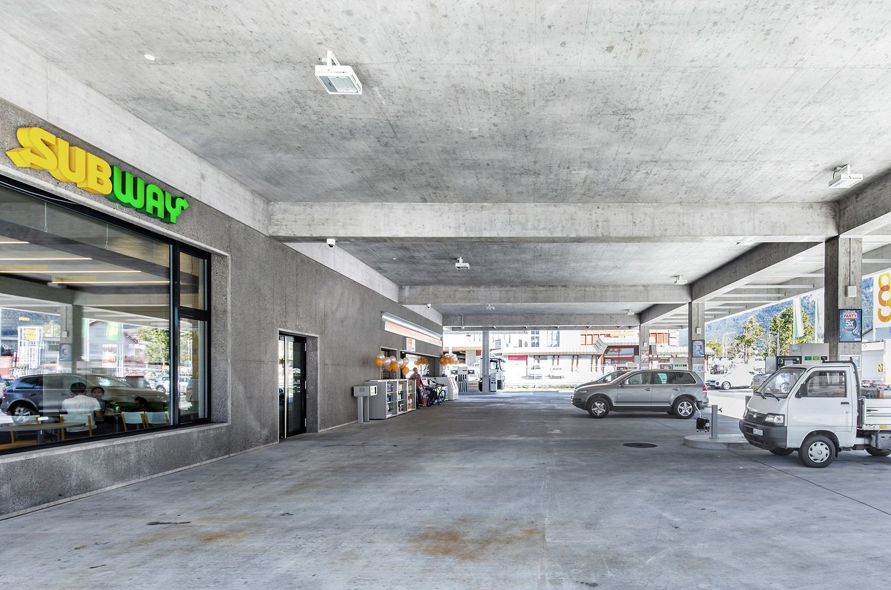 Tankstelle mit Parkplätzen