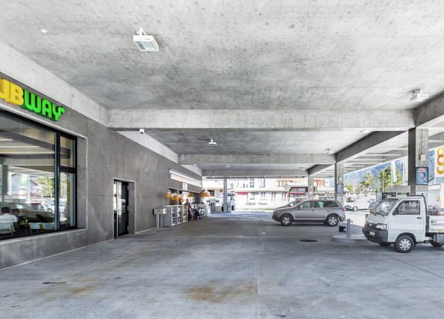 Tankstelle mit Parkplätzen