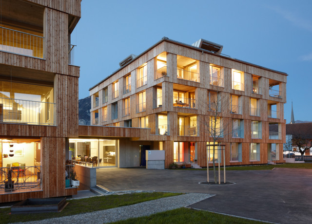 Gebäude aussen mit Eingang