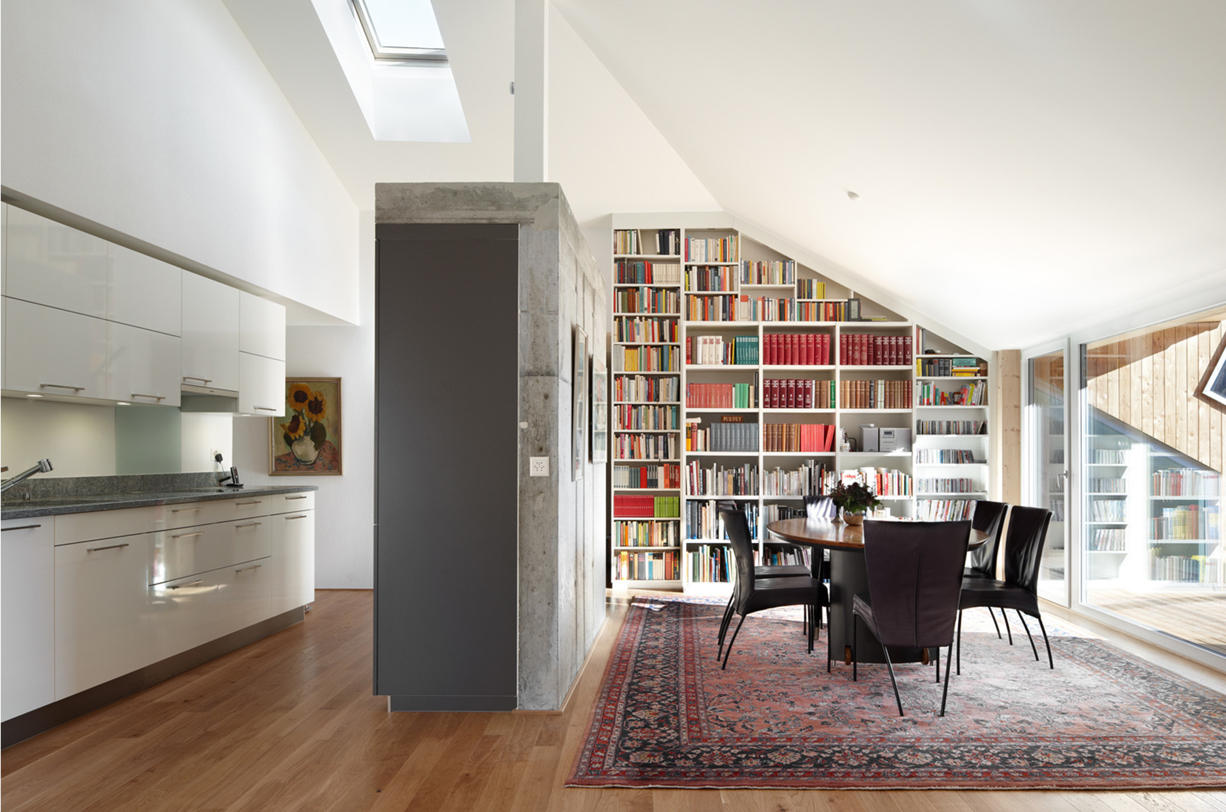 Gebäude innen mit Küche und Bibliotheke