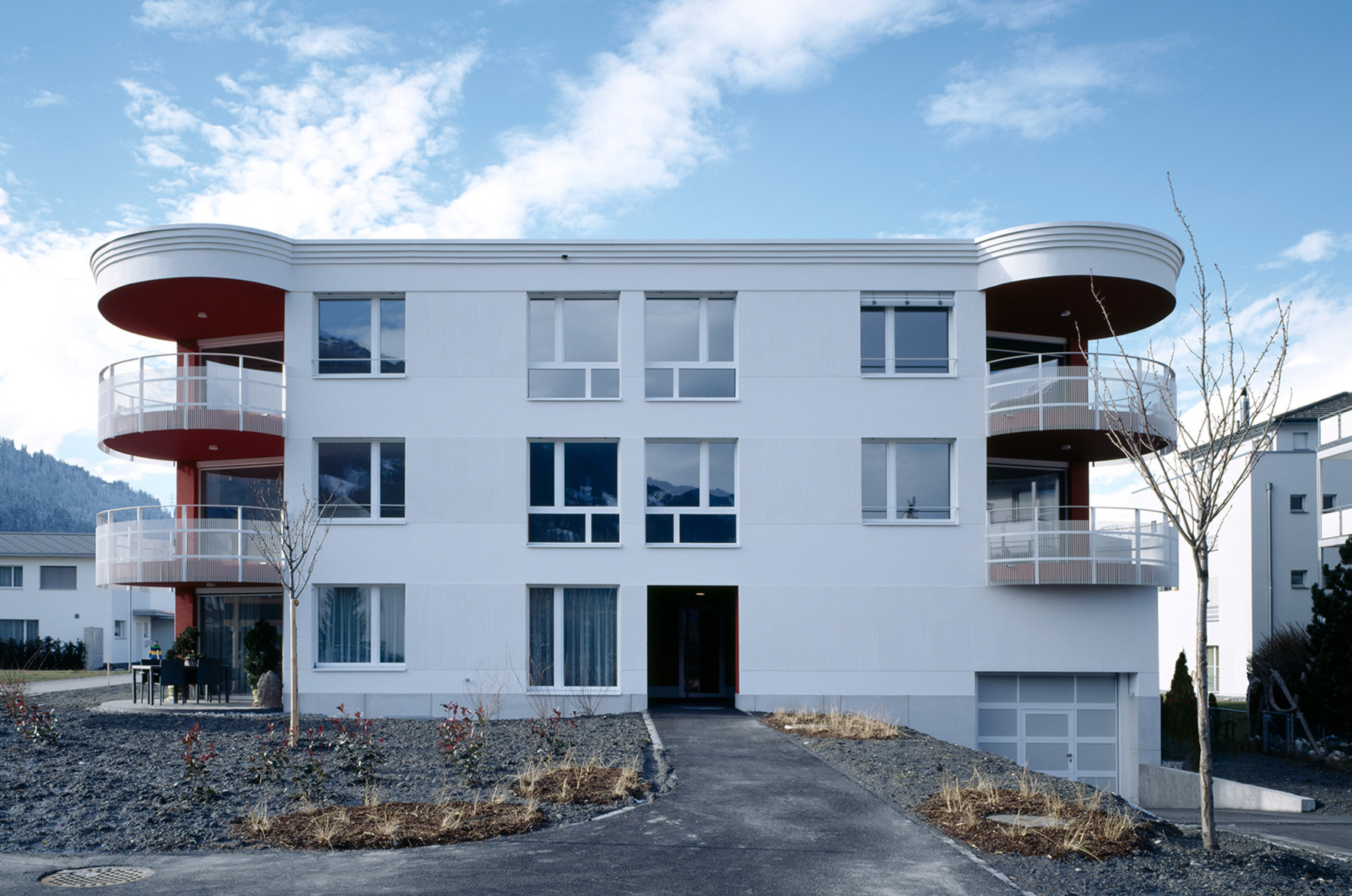 MFH Crest seitlich mit Sicht auf Eingang