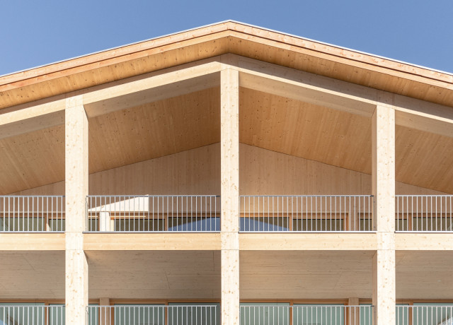 Gebäude im Wingert Balkon