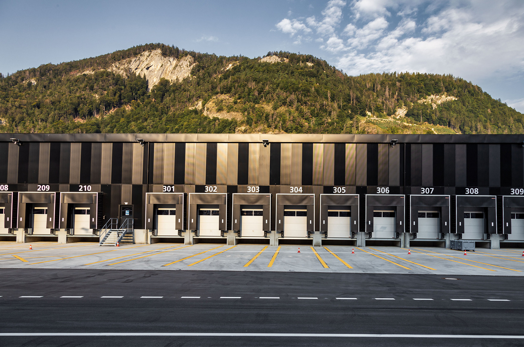 Paketverteilzentrum Seitenansicht