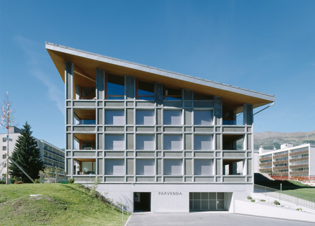 Parvenda aussen Eingang Garage