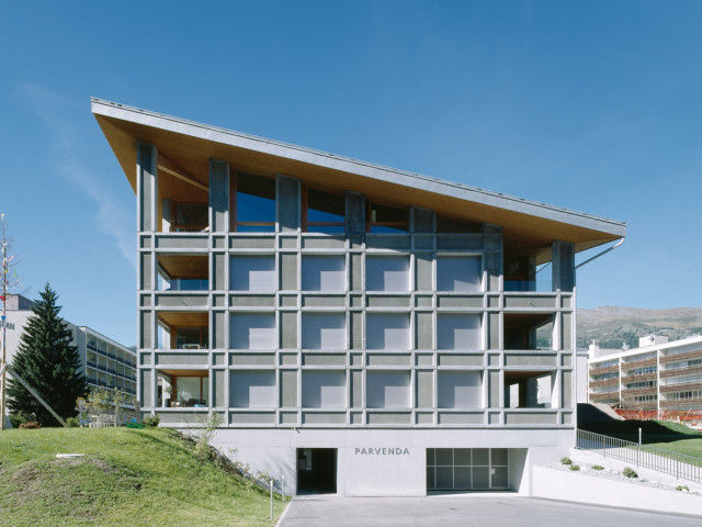 Parvenda aussen Eingang Garage