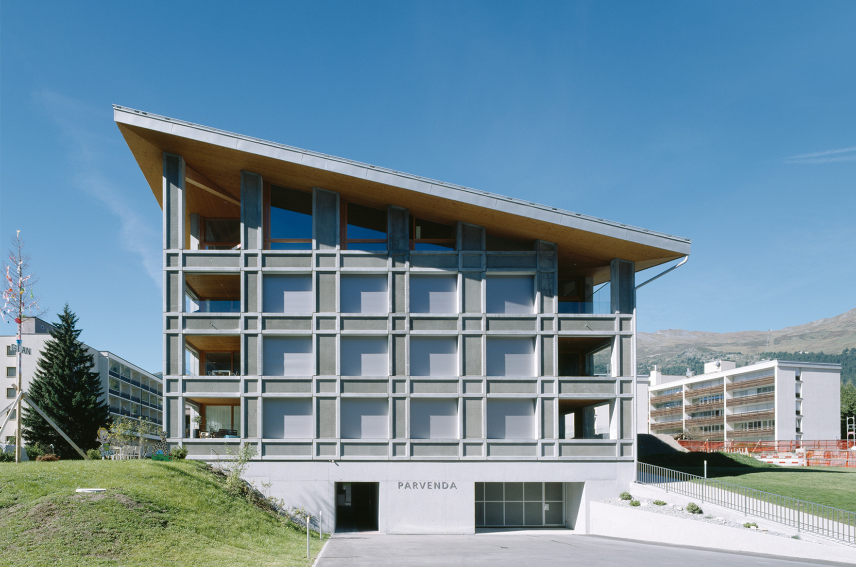 Parvenda aussen Eingang Garage