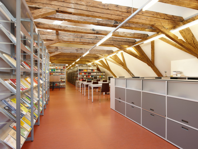 Priesterseminar Bibliothek innen