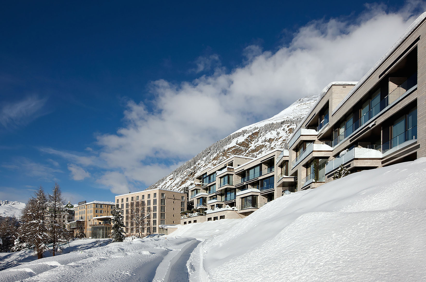 Punt-Ota Frontansicht mit Balkone
