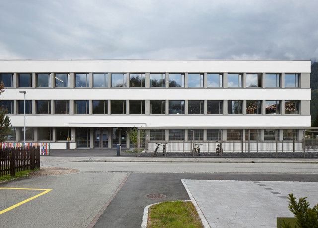 Tuma Platta Schulhaus Eingang