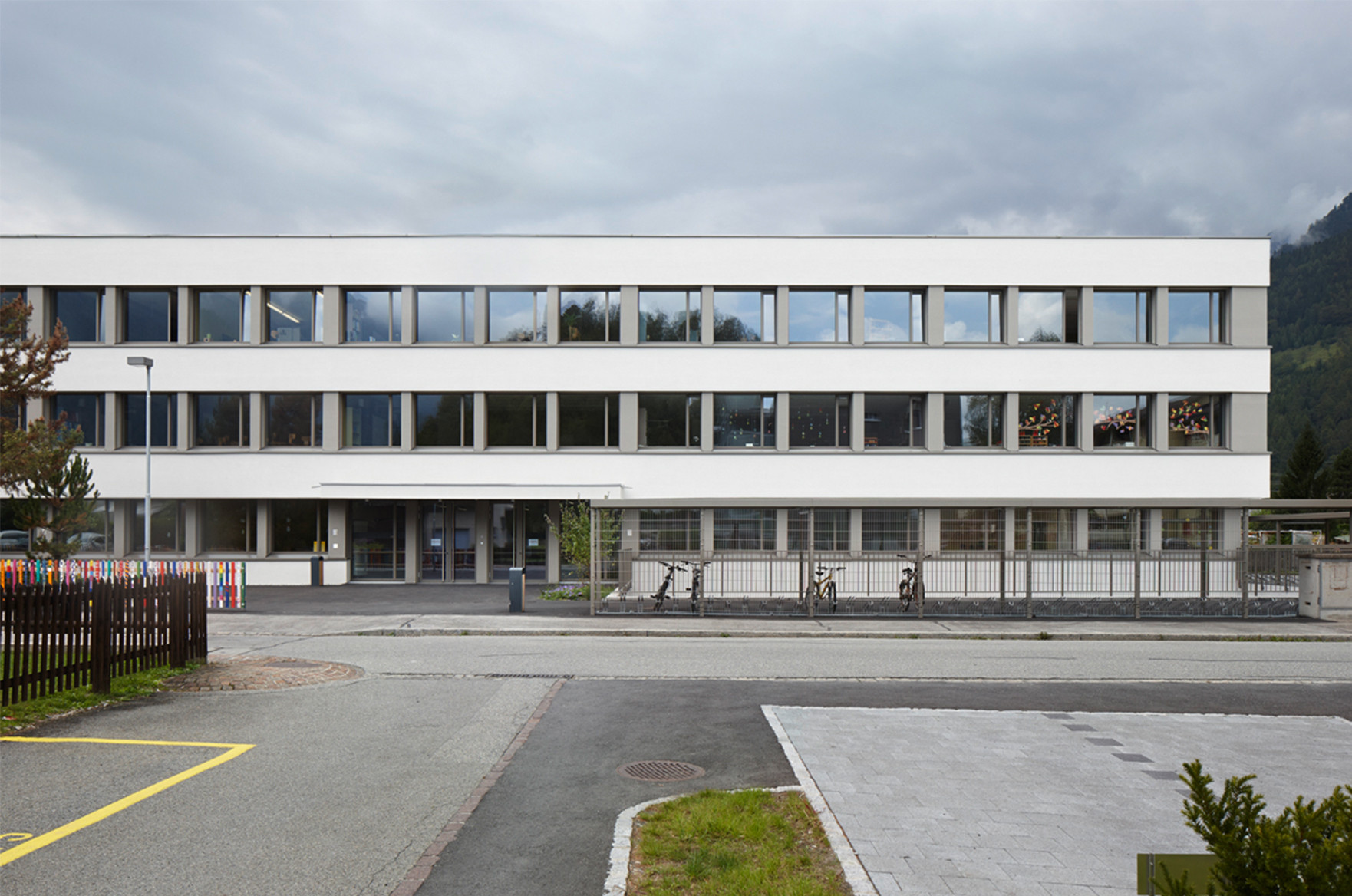 Tuma Platta Schulhaus Eingang