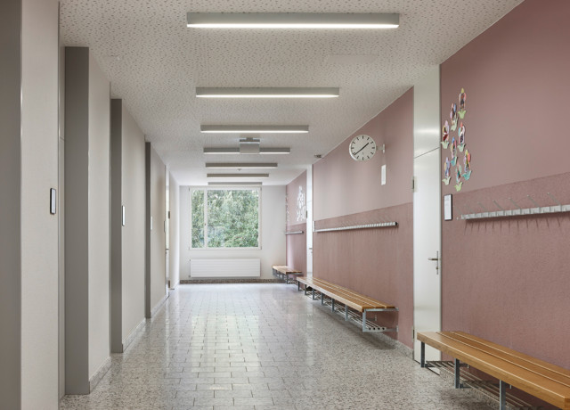 Tuma Platta Schulhaus innen Schulgang