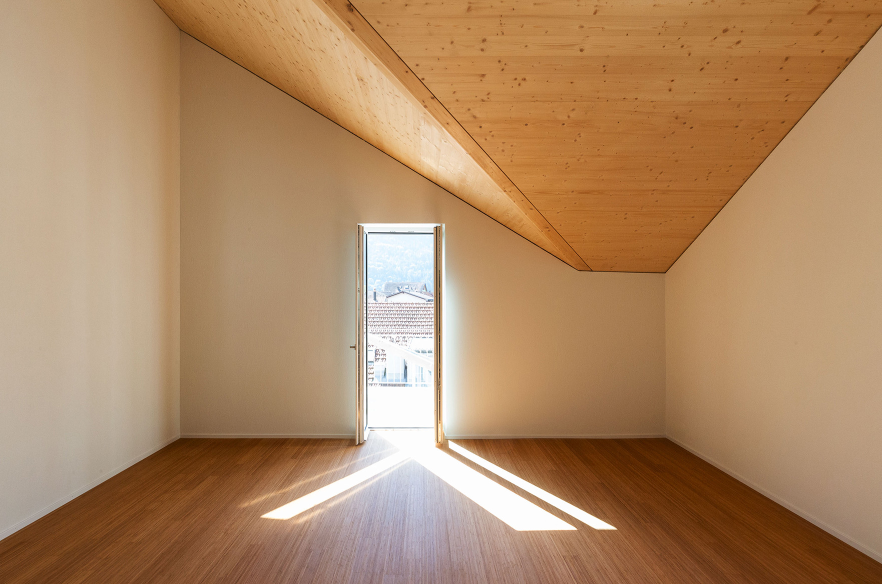 Sper Baselga Raum mit Balkon