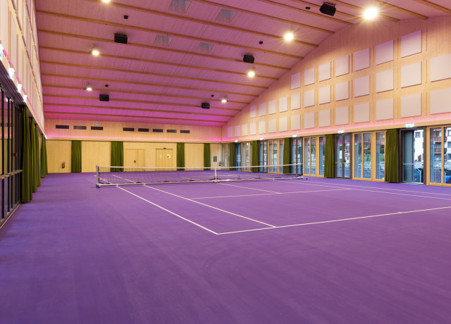 Sportzentrum innen Tennisplatz
