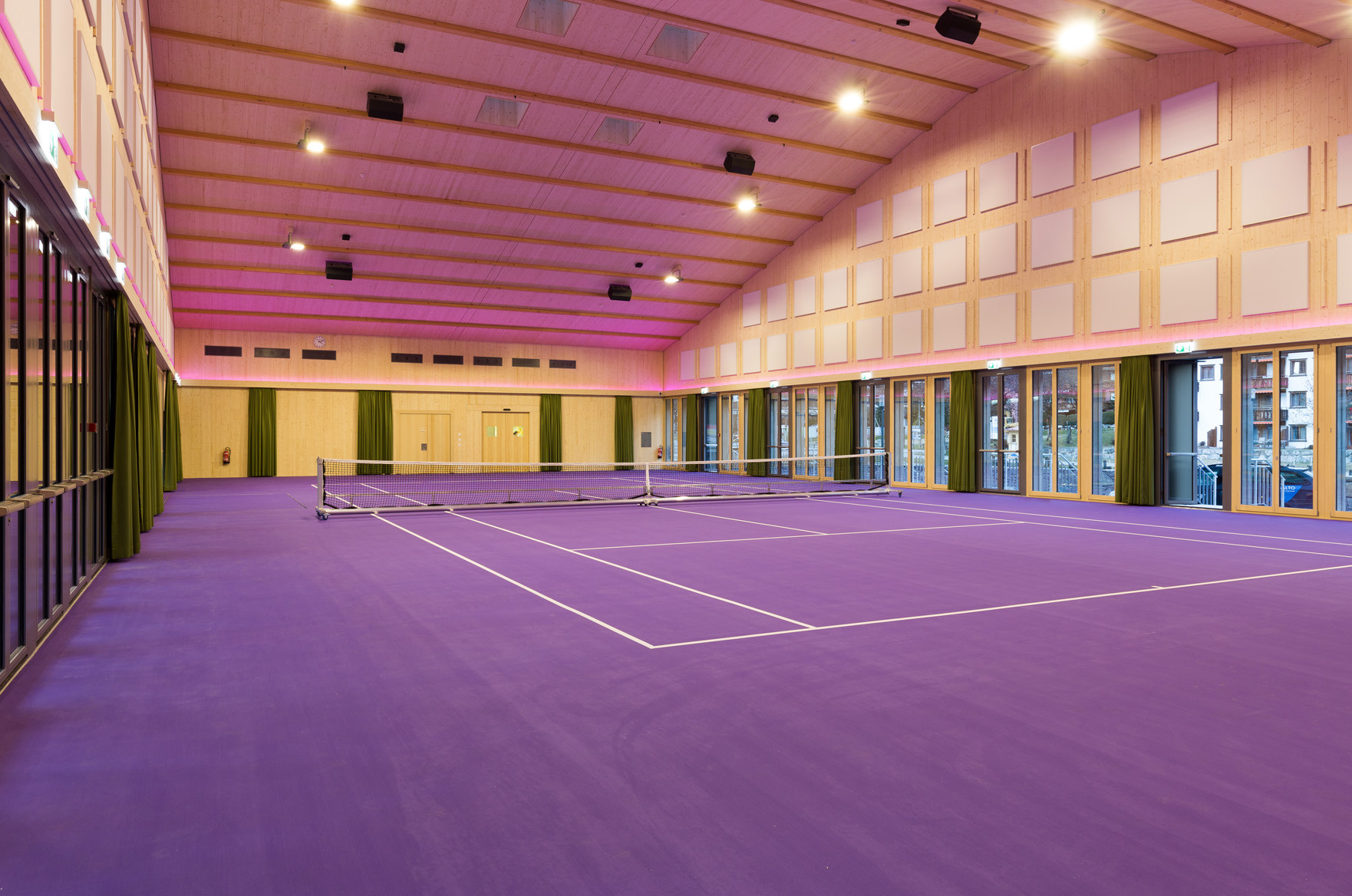 Sportzentrum innen Tennisplatz
