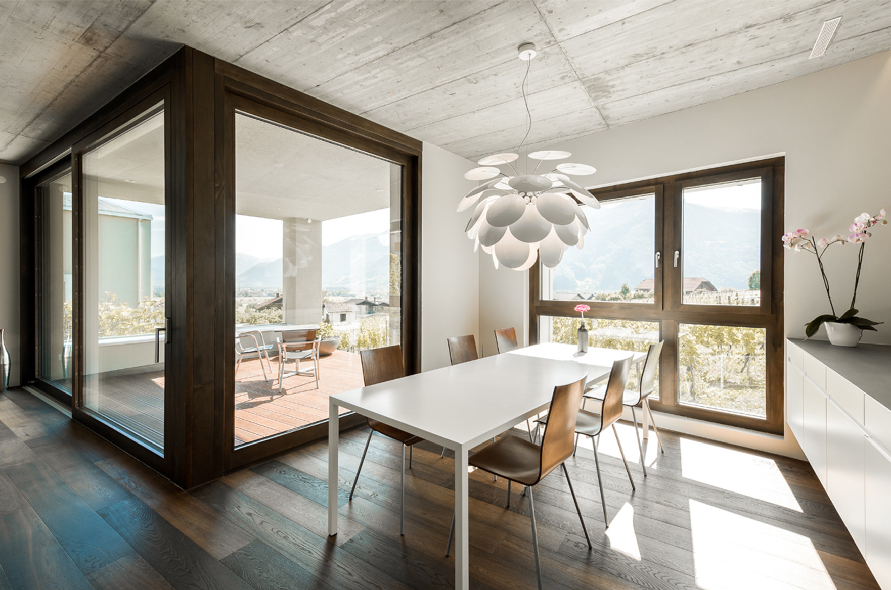 Überbauung Brogger Wohnzimmer und Balkon