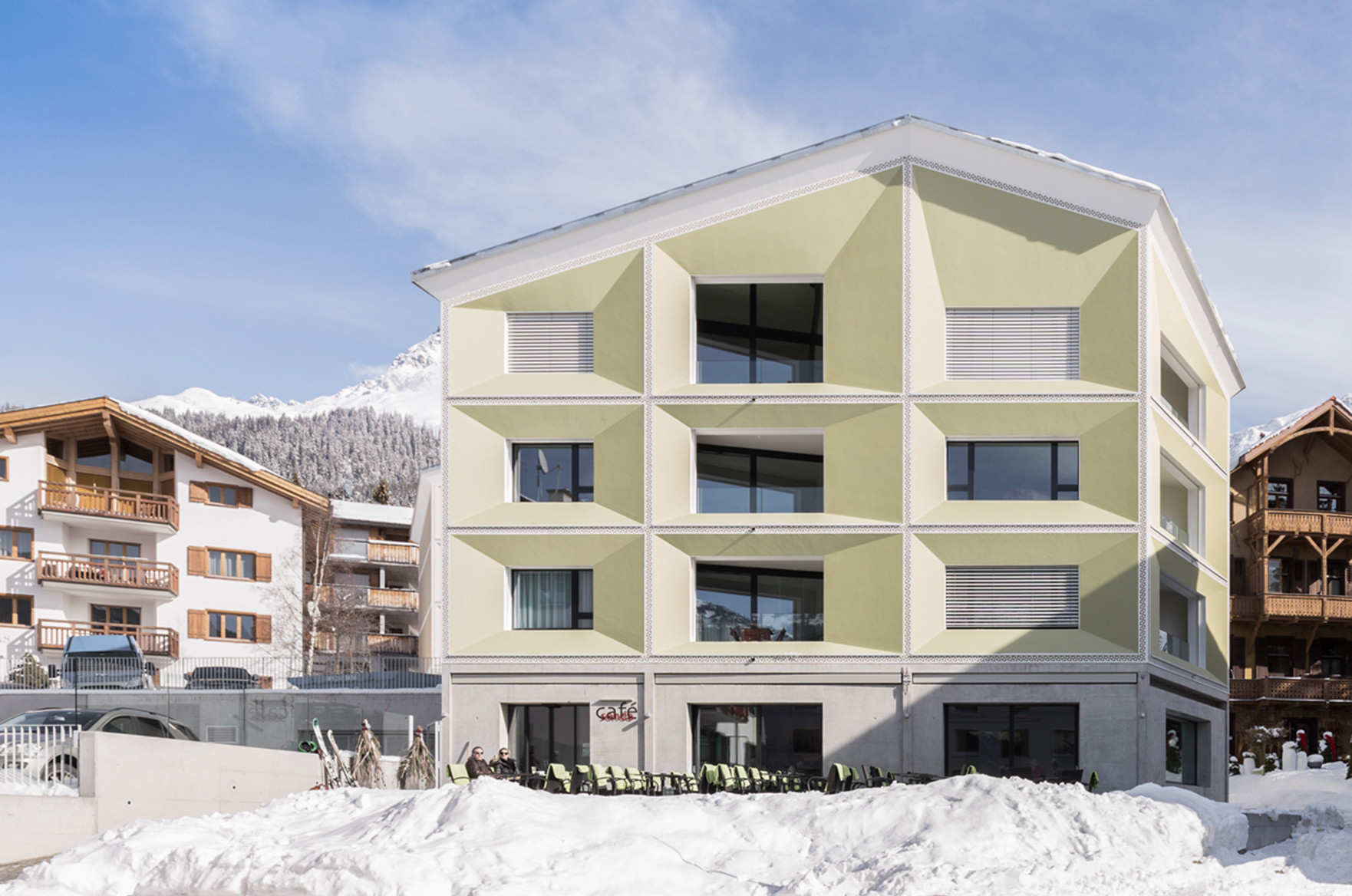 Senda Frontseite mit Sicht auf Café