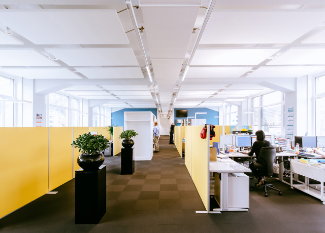 Bürogebäude Stäubli Arbeitsplätze innen