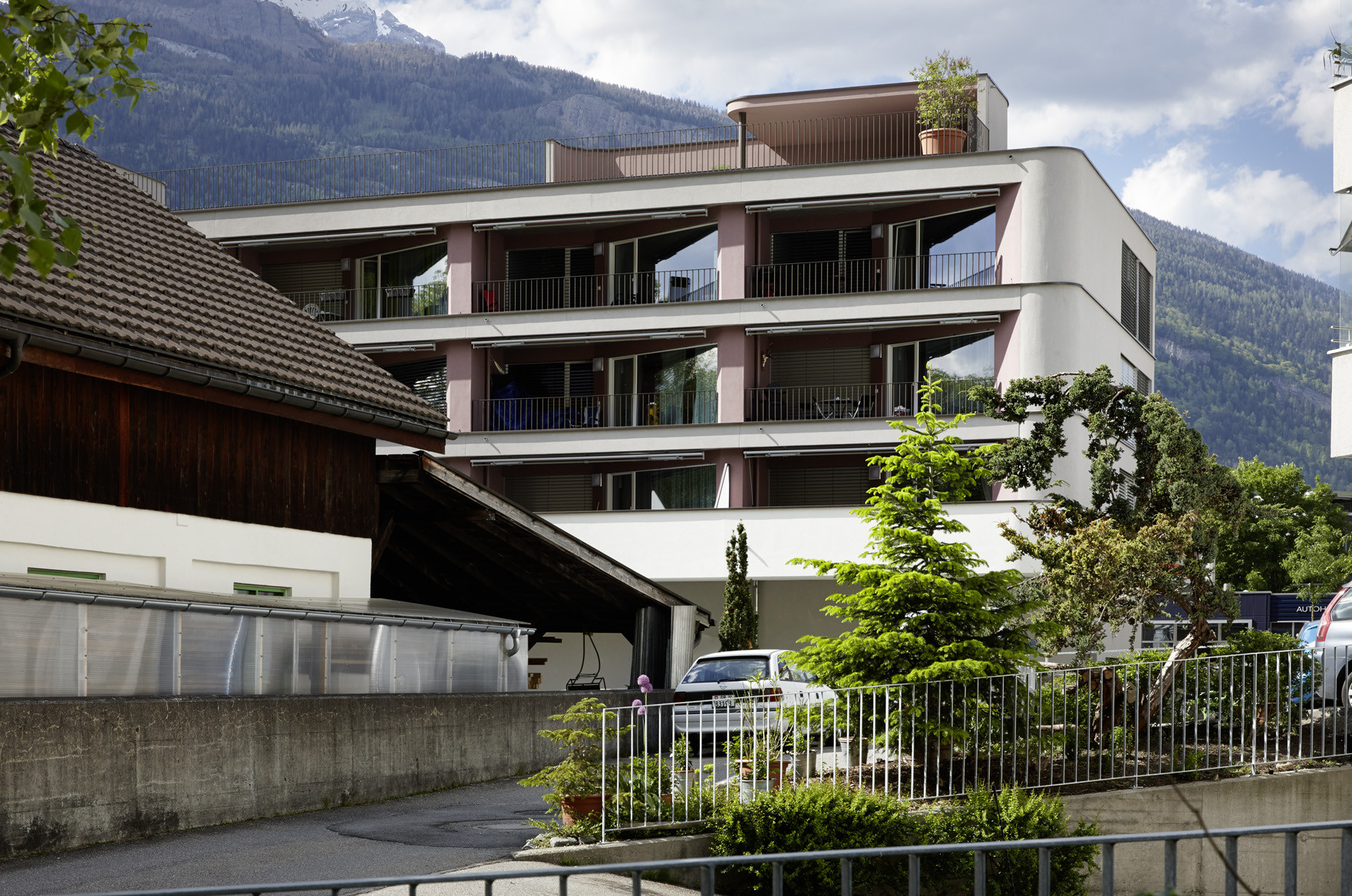 Wohn- und Geschäftshaus aussen mit Sicht auf Balkone