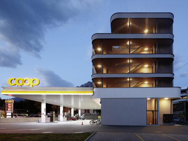 Wohn- und Geschäftshaus seitlich aussen