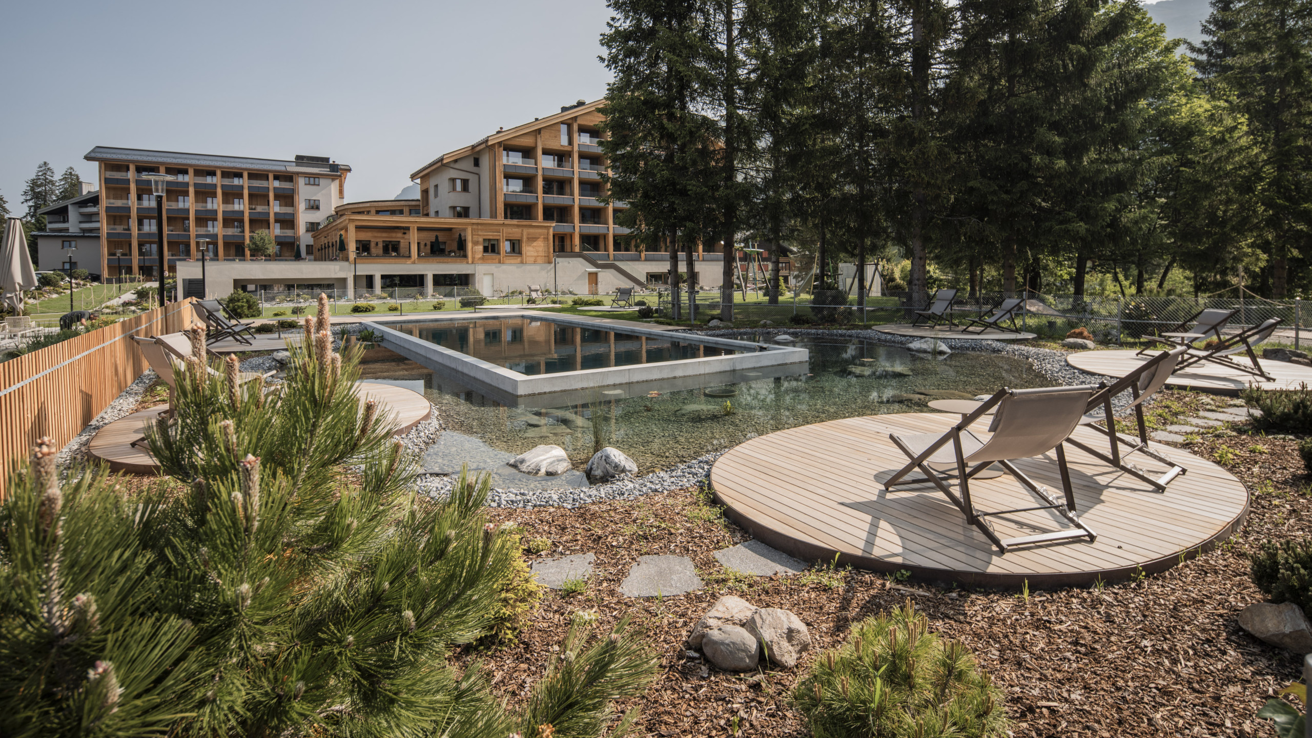 Valbella Resort im Sommer Gartenansicht