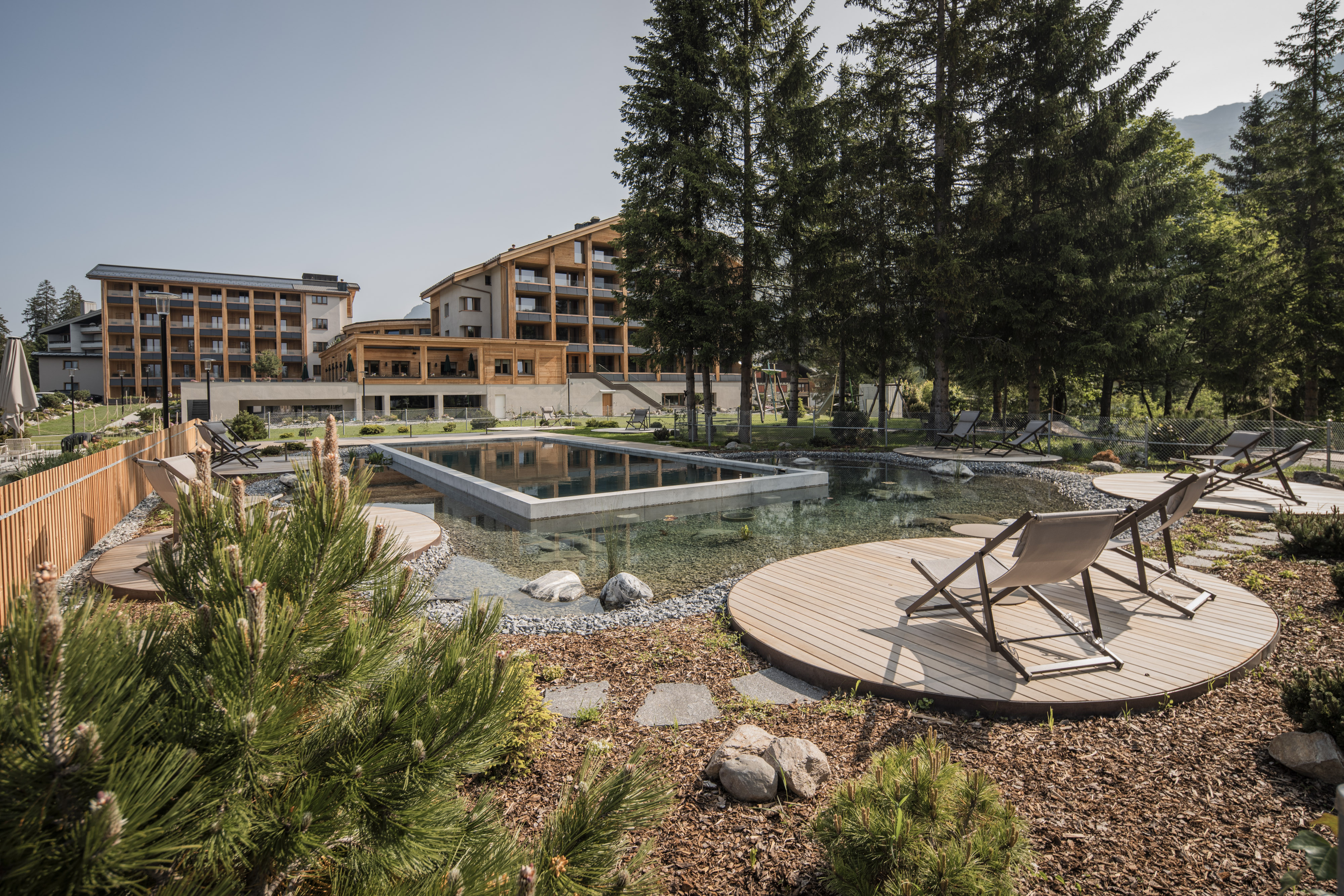 Valbella Resort im Sommer Gartenansicht