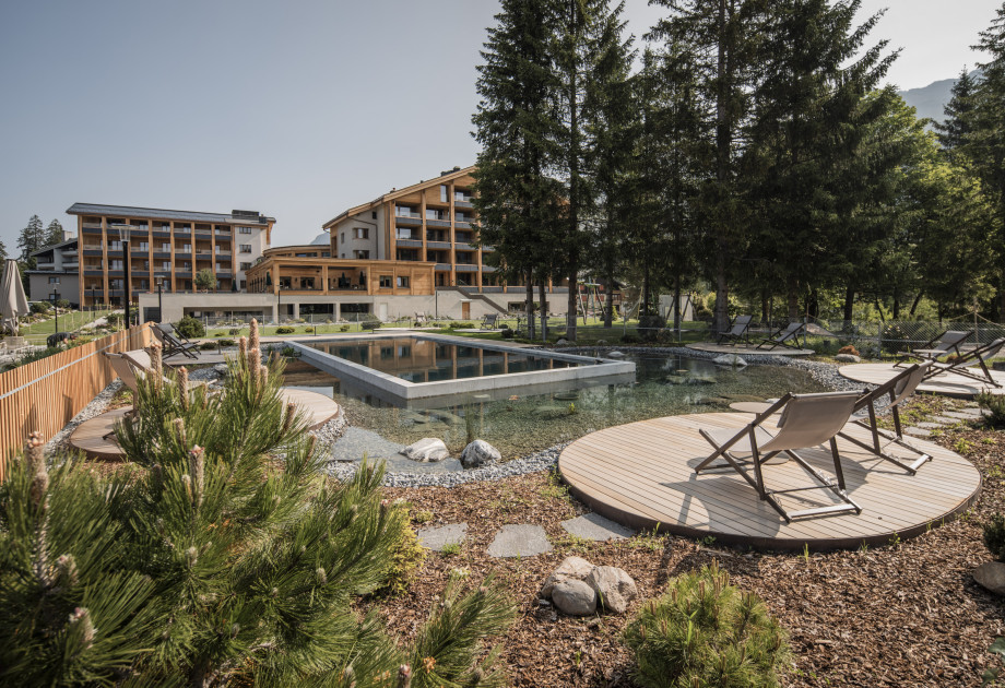 Valbella Resort im Sommer Gartenansicht