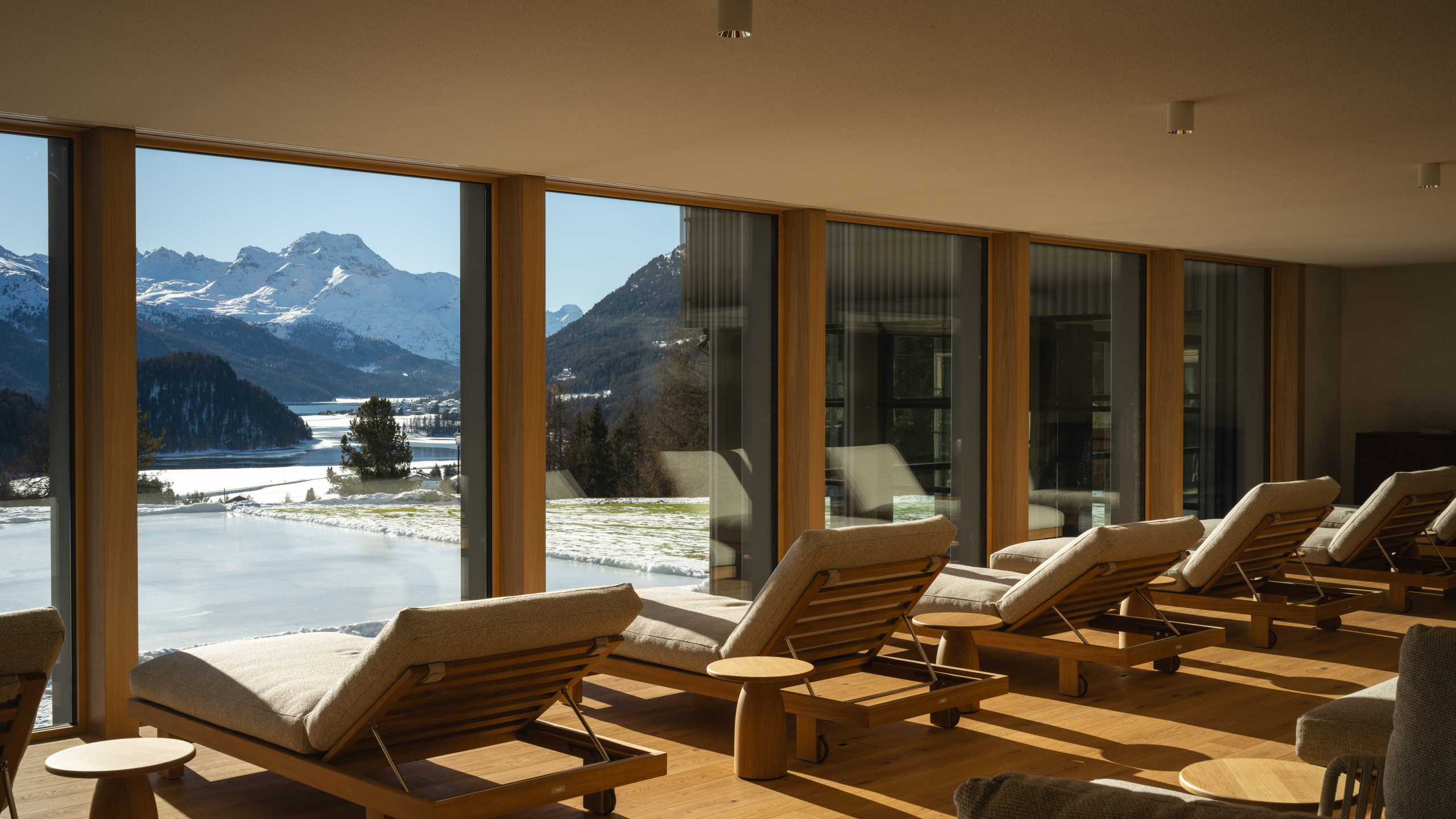Ruheraum Suvretta Spa mit Sicht auf Eisfeld